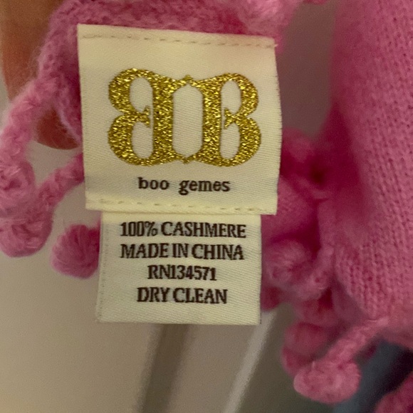 🎁NWOT Boo Gemes Pom Pom wrap! Perfect for a gift🌟 NEVER worn🎉 - Picture 2 of 5